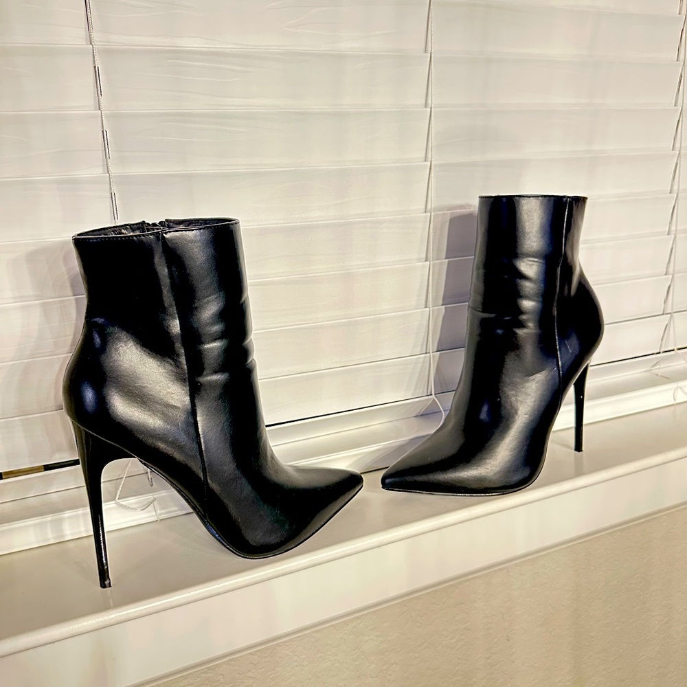 Sexy black faux leather stiletto booties!
